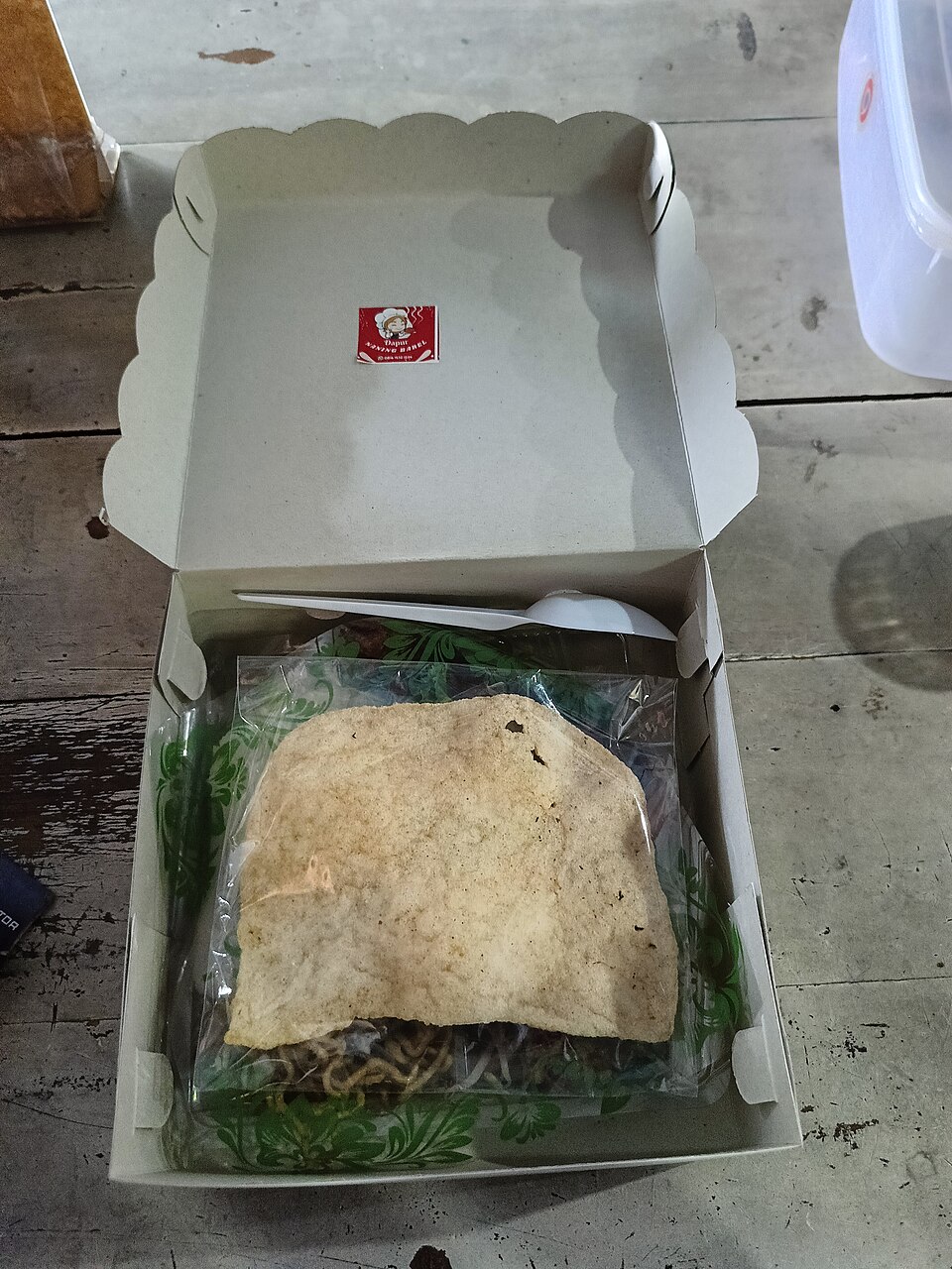 Nasi dus katering tersusun untuk acara hajatan