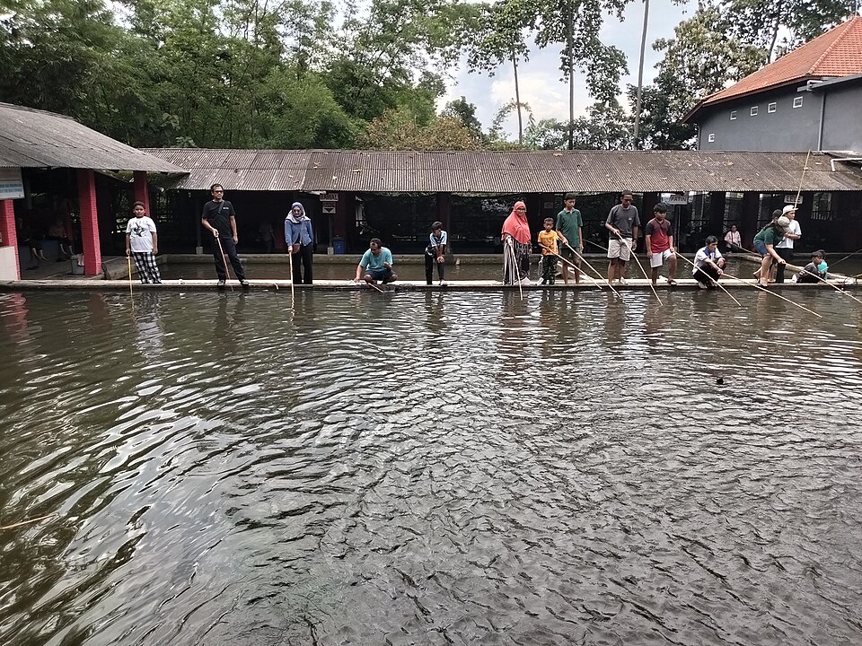Pelanggan menikmati gudeg
